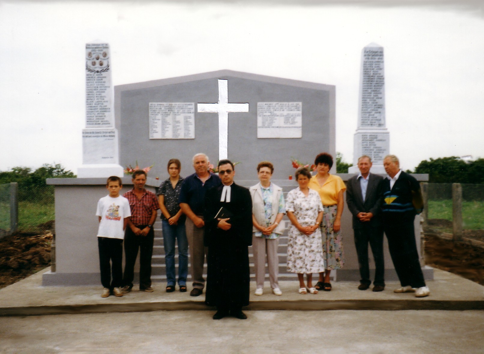 Einweihung des Friedhofdenkmals im Jahr 1999